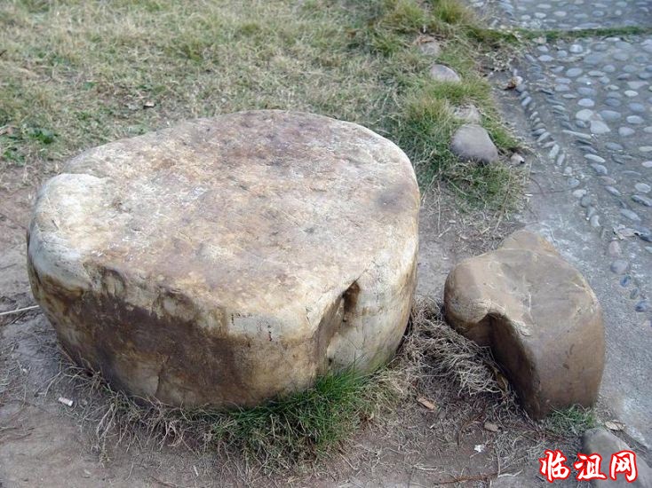 天然石凳.JPG