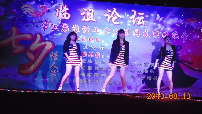 这个远安的娜子在学梨秧草