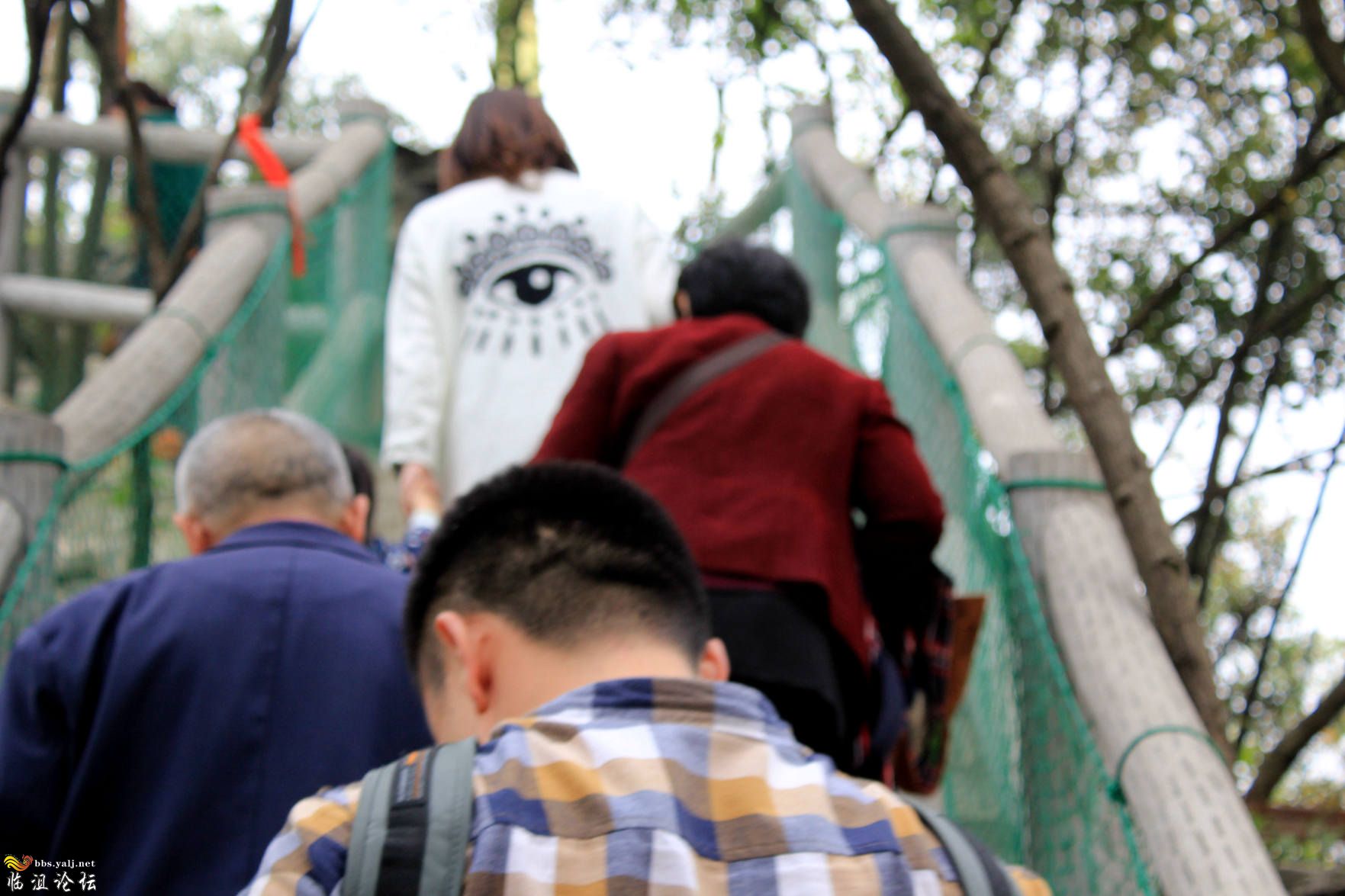 走在这位女士后面，总感觉哪里不对劲，很不自然  