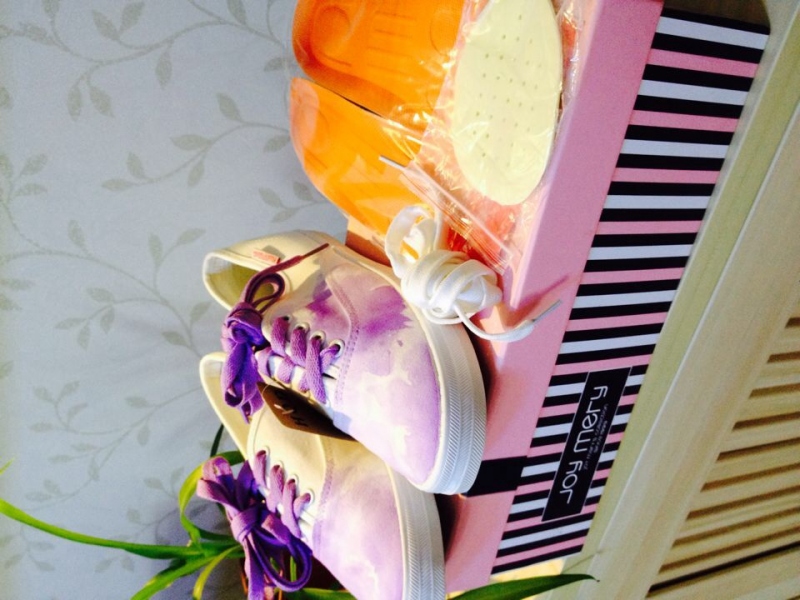 纯手绘泼墨休闲鞋。送增高鞋垫一双。两双鞋带。一双半码鞋垫。