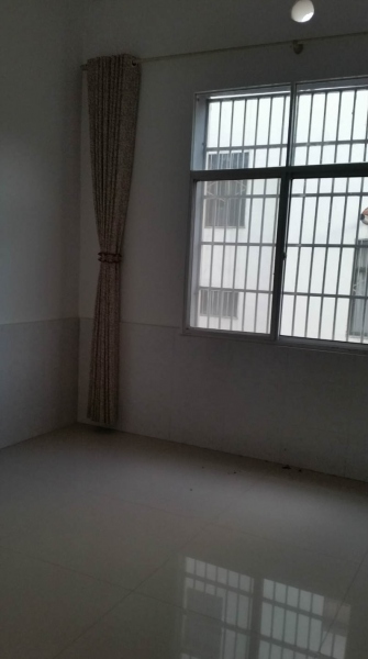 中间，都已经装修好。也留了烟筒口