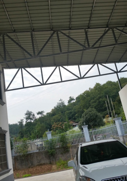 房子后面有一个大棚，遮风挡雨。