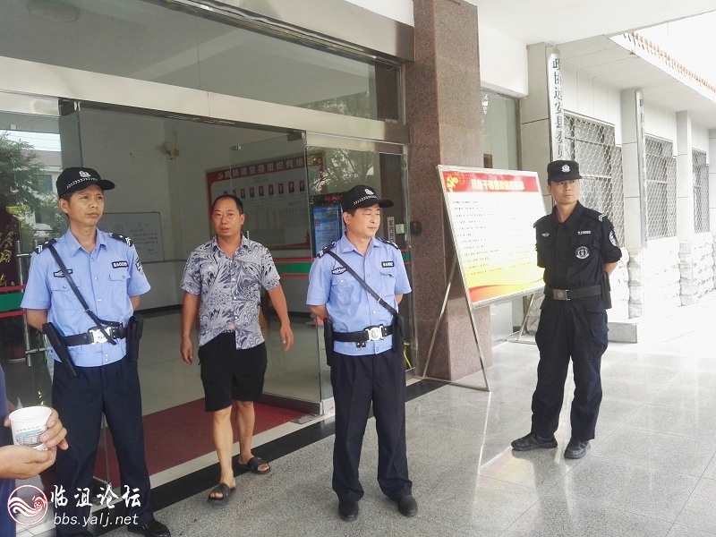 鸣凤镇镇府门口的保安和特警.jpg