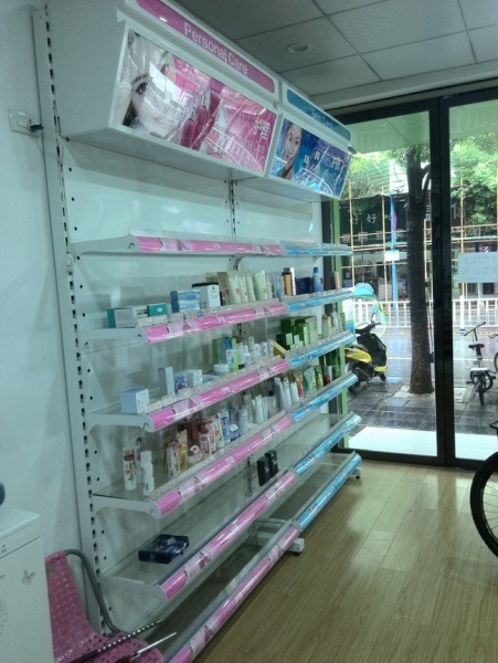 护肤品货架：2个，带灯箱，六层，每层玻璃底面，LED灯带，高240cm，宽120cm，厚35cm。