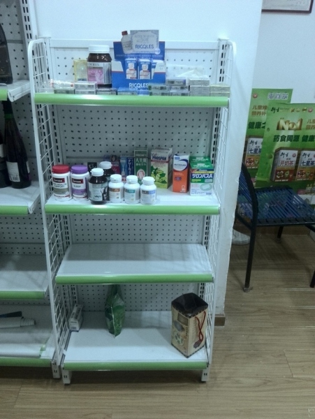 小展示架：2个，单面四层，高135cm，宽63cm，底厚34cm，顶厚24cm