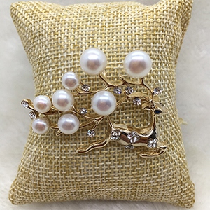 梅花鹿珍珠胸针.jpg