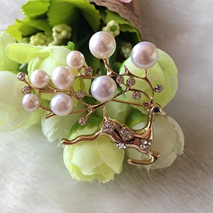 梅花鹿珍珠胸针2.jpg