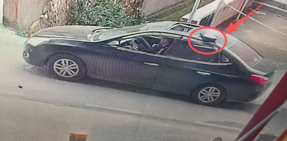 我的包包在车顶上随风摇摆