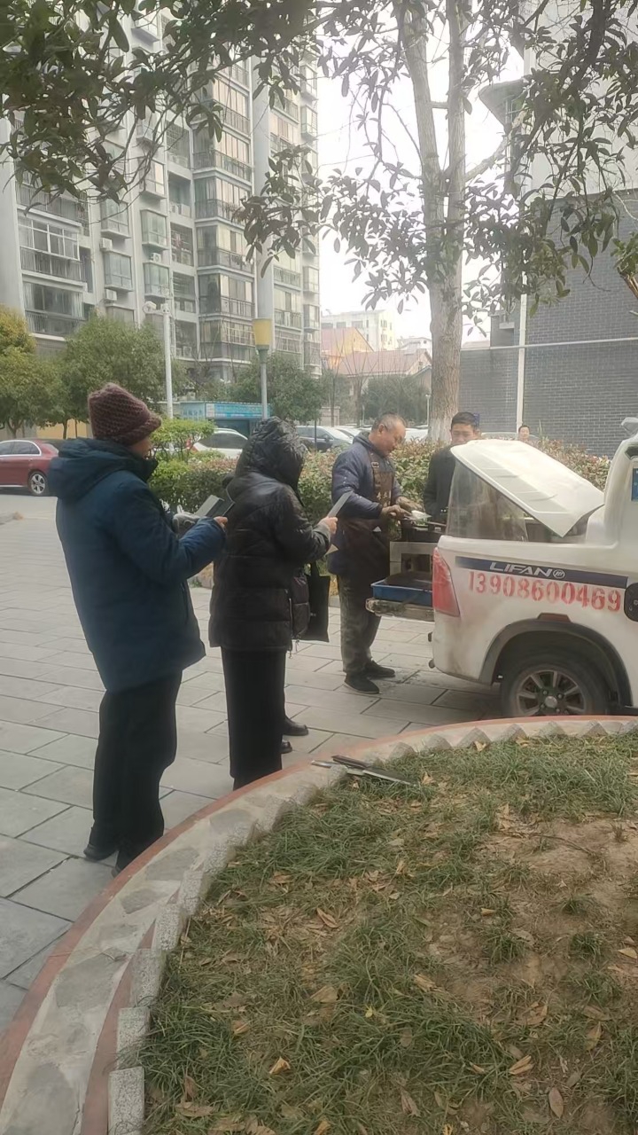 磨菜刀啦，栖凤阳光小区，物业公司免费帮小区业主磨菜刀，有需要磨的快拿过来。